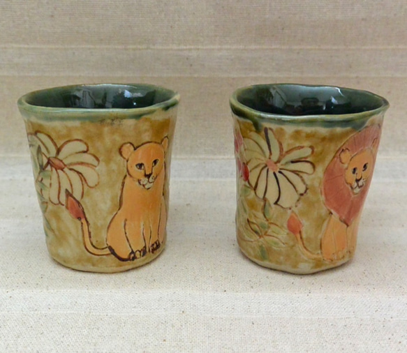 ライオンのペアカップ　植物柄　手作りカップ2個セット　ネコ科　手描き　大型猫 2枚目の画像