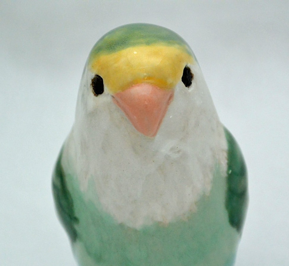 コザクラインコ　ブルーチェリー　緑系　鳥の置き物　手作り陶芸　陶器のインテリア飾り　置物 5枚目の画像