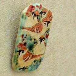 スズメの陶板　かわいい雀の壁掛け　鳥　インテリア飾り　手作り陶器・陶芸作品　植物柄 5枚目の画像