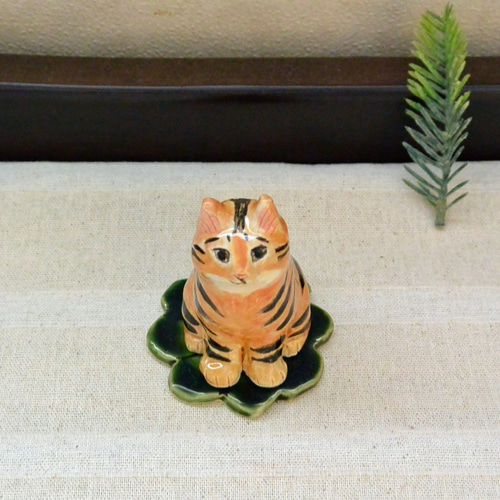トラ猫 猫の置き物とクローバーの下敷き（A） 干支の寅としても