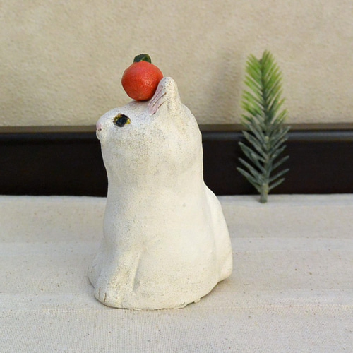 オーブン陶芸 ネコの鏡餅（A） 白猫 ネコ餅 みかん付 置き物 お正月の