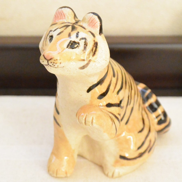 招きトラ　招き猫　虎の置き物（中型・左手上げ）干支　寅　ネコねこ　タイガー　トラ　手作り陶芸　陶器の置物 1枚目の画像