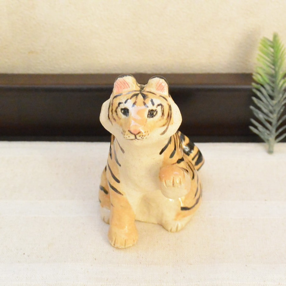 招きトラ　招き猫　虎の置き物（中型・左手上げ）干支　寅　ネコねこ　タイガー　トラ　手作り陶芸　陶器の置物 2枚目の画像