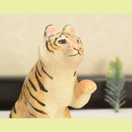 招きトラ 招き猫 虎の置き物（中型・左手上げ）干支 寅 ネコねこ