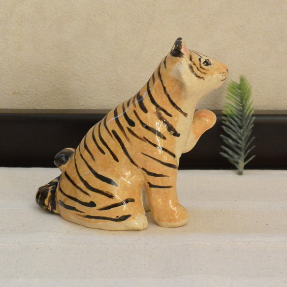 招きトラ　招き猫　虎の置き物（中型・左手上げ）干支　寅　ネコねこ　タイガー　トラ　手作り陶芸　陶器の置物 4枚目の画像