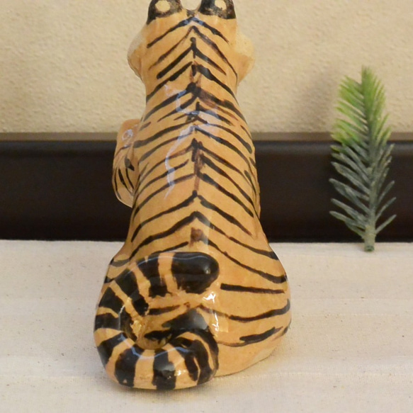 招きトラ　招き猫　虎の置き物（中型・左手上げ）干支　寅　ネコねこ　タイガー　トラ　手作り陶芸　陶器の置物 5枚目の画像
