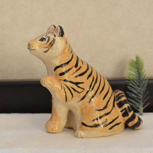招きトラ 招き猫 虎の置き物（中型・左手上げ）干支 寅 ネコねこ