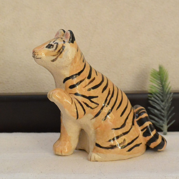 招きトラ　招き猫　虎の置き物（中型・左手上げ）干支　寅　ネコねこ　タイガー　トラ　手作り陶芸　陶器の置物 6枚目の画像