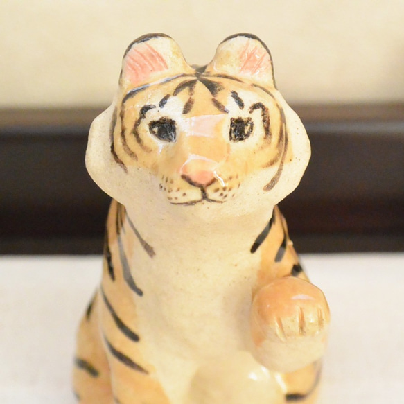招きトラ　招き猫　虎の置き物（中型・左手上げ）干支　寅　ネコねこ　タイガー　トラ　手作り陶芸　陶器の置物 7枚目の画像