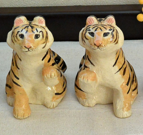 招きトラ　招き猫　虎の置き物（中型・左手上げ）干支　寅　ネコねこ　タイガー　トラ　手作り陶芸　陶器の置物 8枚目の画像