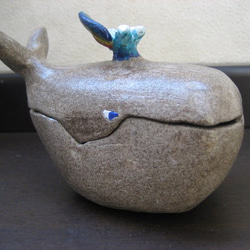 オーブン陶芸　クジラの小物入れ　虹付き 3枚目の画像