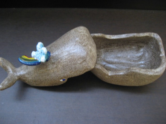 オーブン陶芸　クジラの小物入れ　虹付き 4枚目の画像