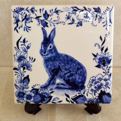 陶器の絵付 ウサギと植物柄のタイル　ブルー　ヨーロッパ風 1枚目の画像