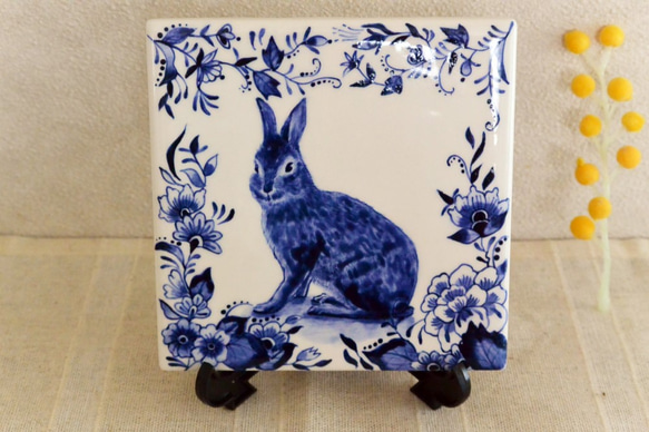 陶器の絵付 ウサギと植物柄のタイル　ブルー　ヨーロッパ風 1枚目の画像