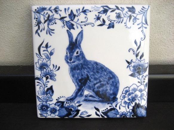 陶器の絵付 ウサギと植物柄のタイル　ブルー　ヨーロッパ風 5枚目の画像