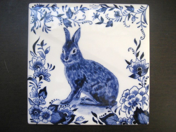 陶器の絵付 ウサギと植物柄のタイル　ブルー　ヨーロッパ風 7枚目の画像