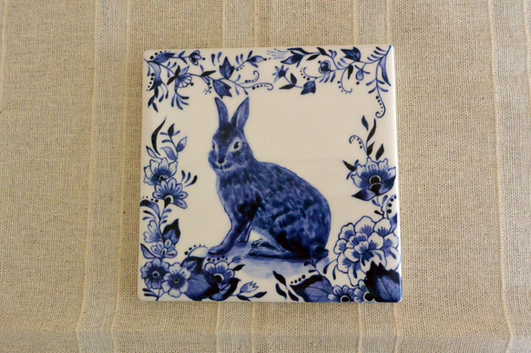 陶器の絵付 ウサギと植物柄のタイル　ブルー　ヨーロッパ風 4枚目の画像