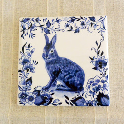 陶器の絵付 ウサギと植物柄のタイル　ブルー　ヨーロッパ風 3枚目の画像