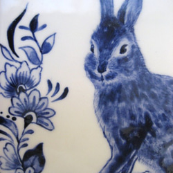 陶器の絵付 ウサギと植物柄のタイル　ブルー　ヨーロッパ風 2枚目の画像