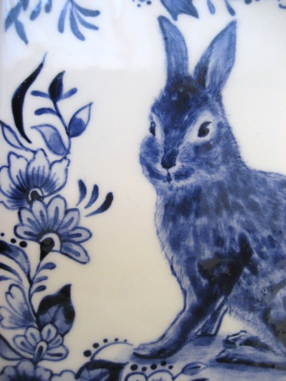 陶器の絵付 ウサギと植物柄のタイル　ブルー　ヨーロッパ風 2枚目の画像