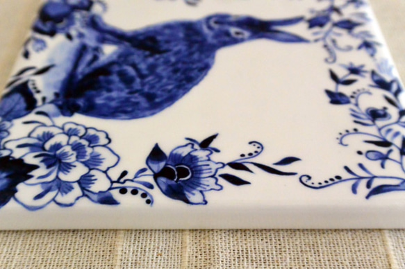 陶器の絵付 ウサギと植物柄のタイル　ブルー　ヨーロッパ風 6枚目の画像