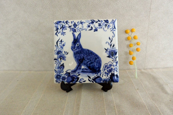 陶器の絵付 ウサギと植物柄のタイル　ブルー　ヨーロッパ風 8枚目の画像