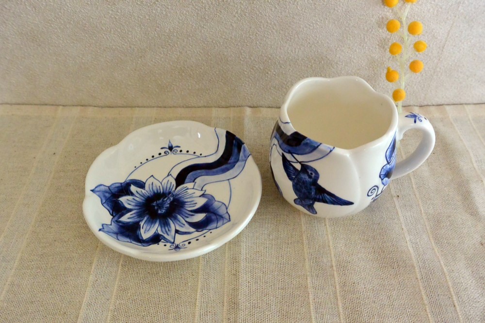 ハチドリとお花　カップとお皿のセット　ブルー　Aタイプ　陶器の絵付