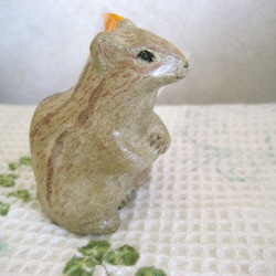 オーブン陶芸　栗鼠・リスの置物　プリザーブドフラワー　オレンジ 2枚目の画像