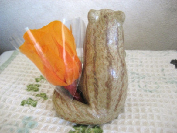オーブン陶芸　栗鼠・リスの置物　プリザーブドフラワー　オレンジ 4枚目の画像