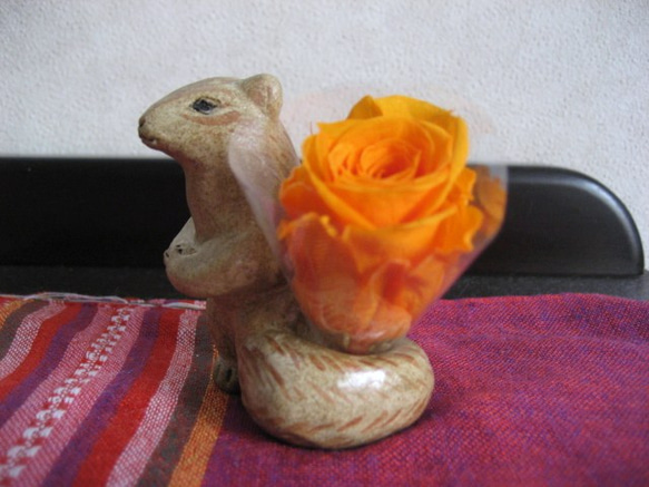 オーブン陶芸　栗鼠・リスの置物　プリザーブドフラワー　オレンジ 6枚目の画像