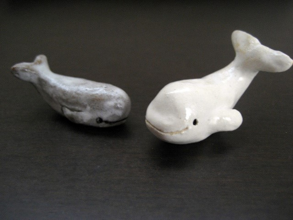 白い陶器のシロイルカの置物 ミニ白イルカ 豆白クジラ 2匹セット 陶器の置物 和陶芸 ベルーガ