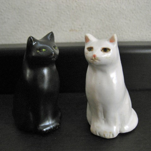 白猫・黒猫 おすましお座り お友達ネコの二匹セット 陶器の置物 白猫・黒猫 おすましお座り お友達ネコの二匹セット 陶器の置物