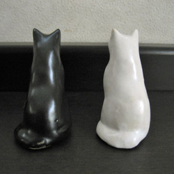 白猫・黒猫　おすましお座り　お友達ネコの二匹セット　陶器の置物 2枚目の画像