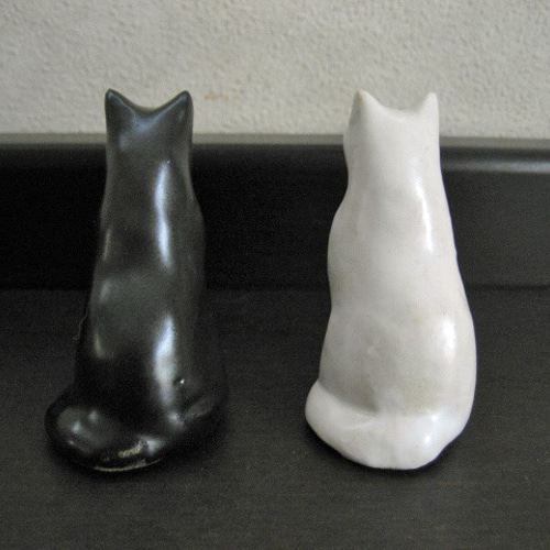 フレンチクルーラーと白猫黒猫軍団！　置物 TWIN CATS | sen no STORE