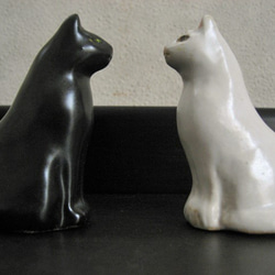 白猫・黒猫　おすましお座り　お友達ネコの二匹セット　陶器の置物 3枚目の画像