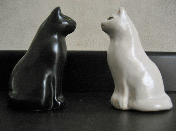 白猫・黒猫　おすましお座り　お友達ネコの二匹セット　陶器の置物 3枚目の画像