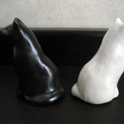 白猫・黒猫　おすましお座り　お友達ネコの二匹セット　陶器の置物 4枚目の画像