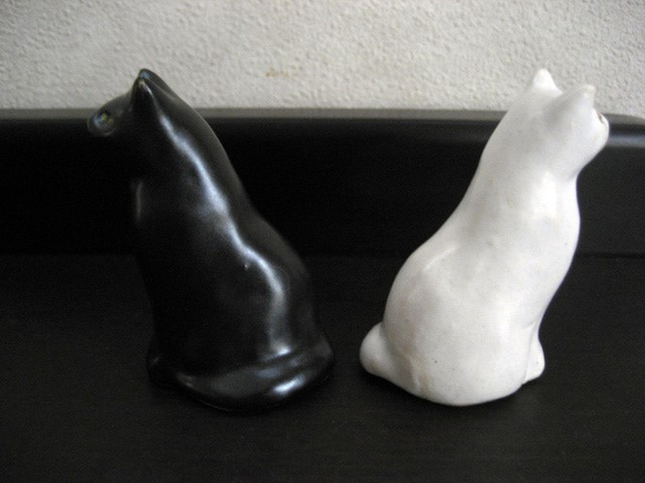 白猫・黒猫　おすましお座り　お友達ネコの二匹セット　陶器の置物 4枚目の画像