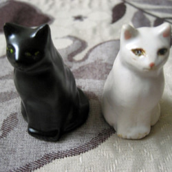 白猫・黒猫　おすましお座り　お友達ネコの二匹セット　陶器の置物 5枚目の画像