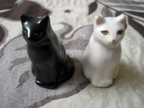 白猫・黒猫　おすましお座り　お友達ネコの二匹セット　陶器の置物 5枚目の画像