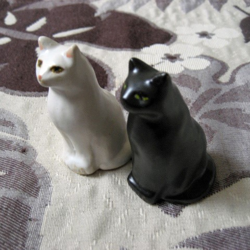 白猫・黒猫 おすましお座り お友達ネコの二匹セット 陶器の置物
