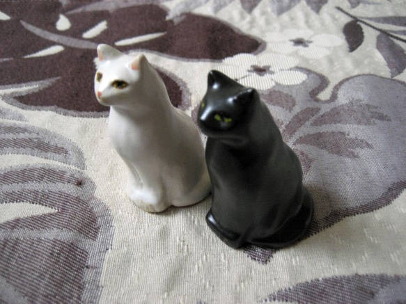 白猫・黒猫　おすましお座り　お友達ネコの二匹セット　陶器の置物 6枚目の画像
