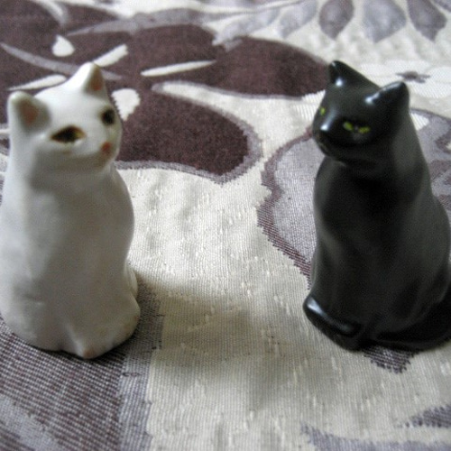 白猫・黒猫 おすましお座り お友達ネコの二匹セット 陶器の置物
