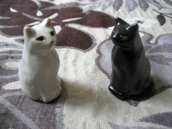 白猫・黒猫　おすましお座り　お友達ネコの二匹セット　陶器の置物 7枚目の画像