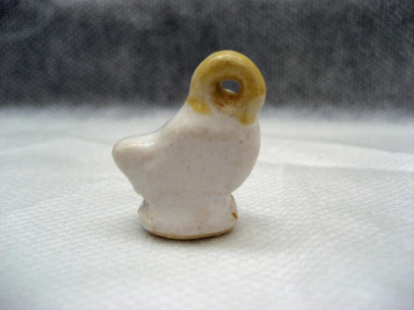 白ふくろう　陶器のチャーム　イエローカラー　鳥！　ネックレスなどに 3枚目の画像