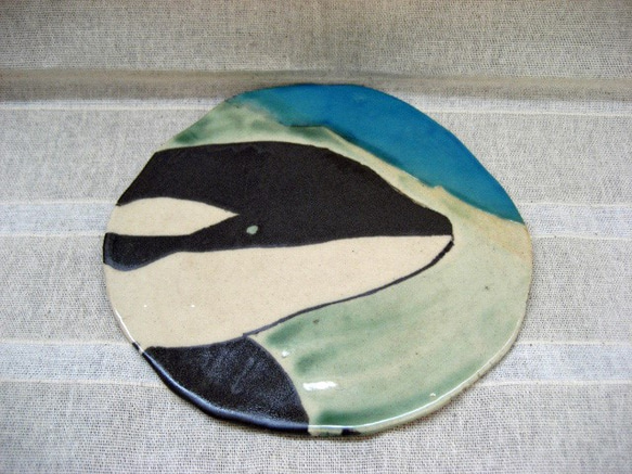 シャチ！　横顔　15~17cmのプレート飾り　インテリア　手作り陶器　陶芸　オルカ柄 1枚目の画像