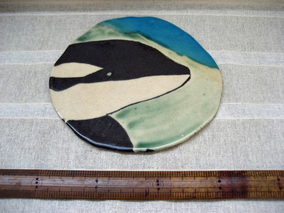 シャチ！　横顔　15~17cmのプレート飾り　インテリア　手作り陶器　陶芸　オルカ柄 3枚目の画像