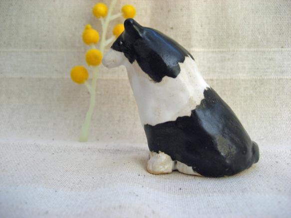 来年の干支！戌　犬　ボーダーコリー　白黒ワンコ　陶器の置物　お座り 3枚目の画像