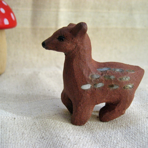 鹿 片足上げてたたずむシカさん 陶器の置物 陶芸 その他置物