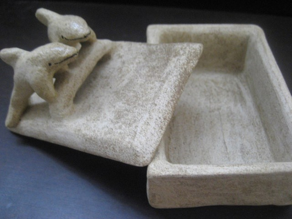 イルカの蓋付・四角い小物入れ  オーブン陶芸 4枚目の画像
